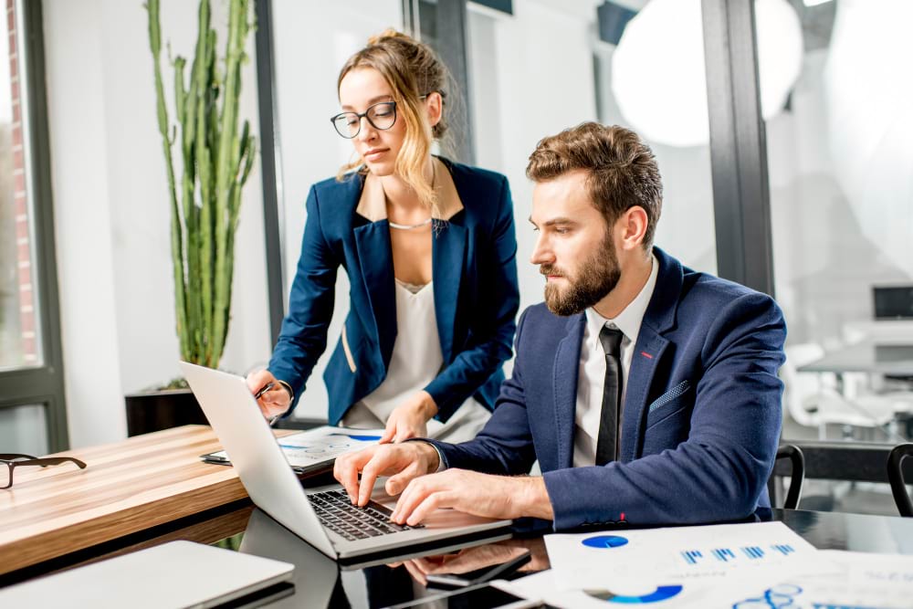 Biuro wirtualne vs tradycyjne